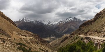 Serpenteando 300 km de fronteira rochosa, a estrada do corredor afegão surge como a rota de terra mais extrema e perigosa da Ásia