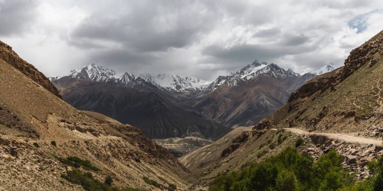 Serpenteando 300 km de fronteira rochosa, a estrada do corredor afegão surge como a rota de terra mais extrema e perigosa da Ásia
