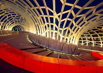 Com 80 metros de extensão e design que remete a armadilhas de pesca indígenas, a ponte de Melbourne virou um marco da arquitetura australiana