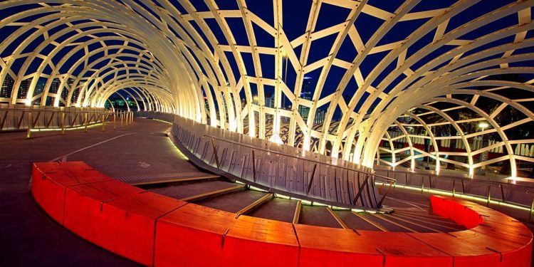 Com 80 metros de extensão e design que remete a armadilhas de pesca indígenas, a ponte de Melbourne virou um marco da arquitetura australiana
