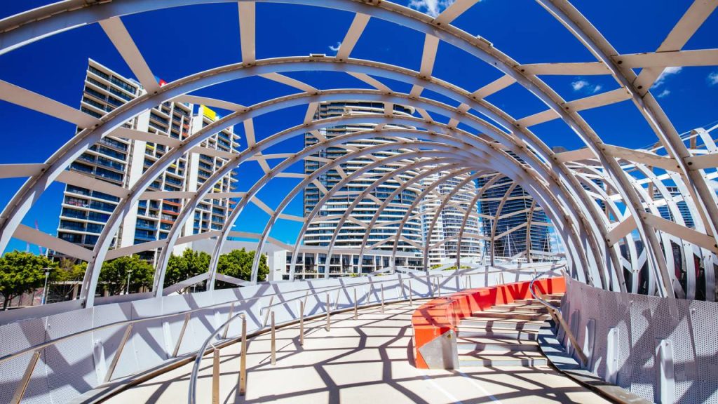 Com 80 metros de extensão e design que remete a armadilhas de pesca indígenas, a ponte de Melbourne virou um marco da arquitetura australiana