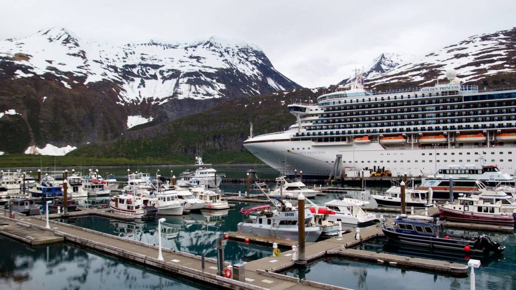 A curiosa cidade no Alasca onde todos os 273 habitantes vivem e trabalham dentro do mesmo prédio gigante