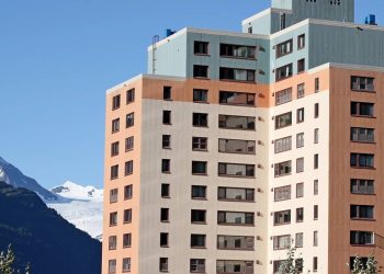 A curiosa cidade no Alasca onde todos os 273 habitantes vivem e trabalham dentro do mesmo prédio gigante