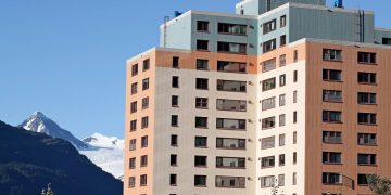 A curiosa cidade no Alasca onde todos os 273 habitantes vivem e trabalham dentro do mesmo prédio gigante