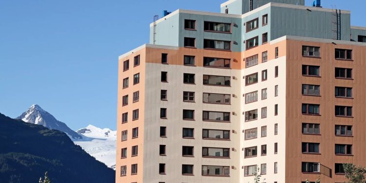 A curiosa cidade no Alasca onde todos os 273 habitantes vivem e trabalham dentro do mesmo prédio gigante