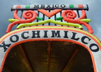 Fundado pelos astecas em 1300, o complexo de canais em Xochimilco sobrevive como a Veneza mexicana e um marco histórico de agricultura flutuante