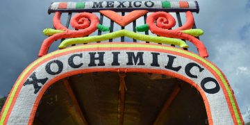 Fundado pelos astecas em 1300, o complexo de canais em Xochimilco sobrevive como a Veneza mexicana e um marco histórico de agricultura flutuante