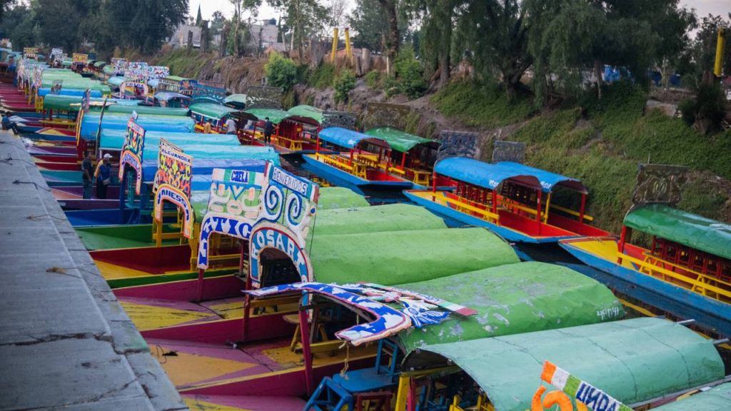 Fundado pelos astecas em 1300, o complexo de canais em Xochimilco sobrevive como a Veneza mexicana e um marco histórico de agricultura flutuante
