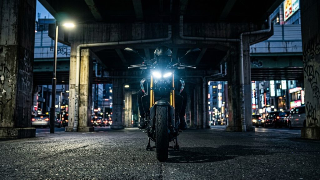 Suspensão invertida e motor de 42 cavalos por R$ 32 mil confirmam a nova geração da Yamaha como a rainha das cidades