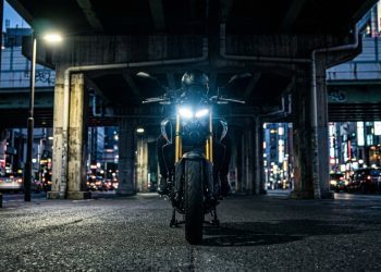 Suspensão invertida e motor de 42 cavalos por R$ 32 mil confirmam a nova geração da Yamaha como a rainha das cidades