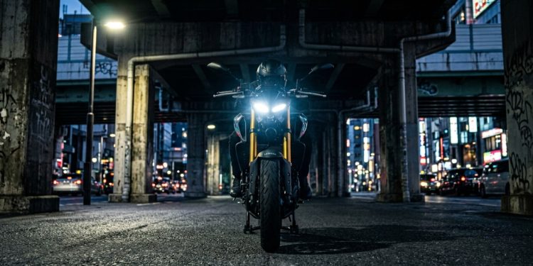 Suspensão invertida e motor de 42 cavalos por R$ 32 mil confirmam a nova geração da Yamaha como a rainha das cidades