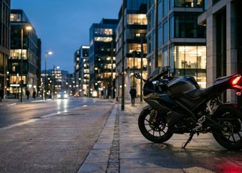 Pequena esportiva da Yamaha vira queridinha por entregar visual de alta cilindrada com gasto mínimo de combustível