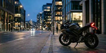 Pequena esportiva da Yamaha vira queridinha por entregar visual de alta cilindrada com gasto mínimo de combustível