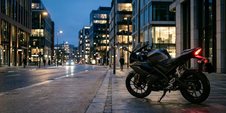 Pequena esportiva da Yamaha vira queridinha por entregar visual de alta cilindrada com gasto mínimo de combustível