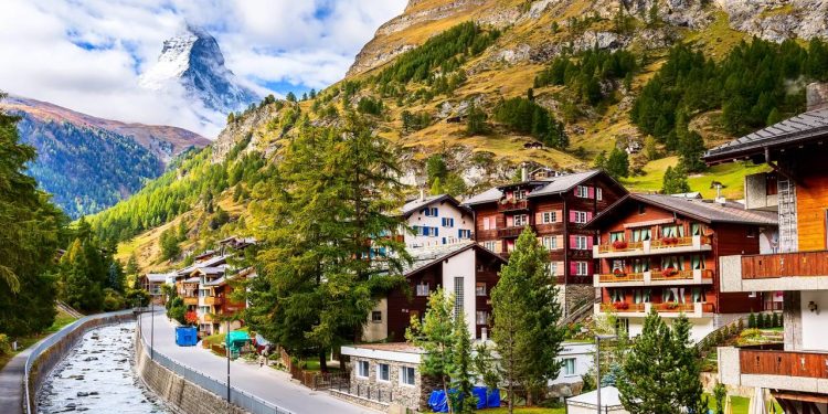 Situada a 1.608 metros de altitude aos pés do Matterhorn, a vila suíça proibida para carros virou o maior símbolo mundial do turismo alpino