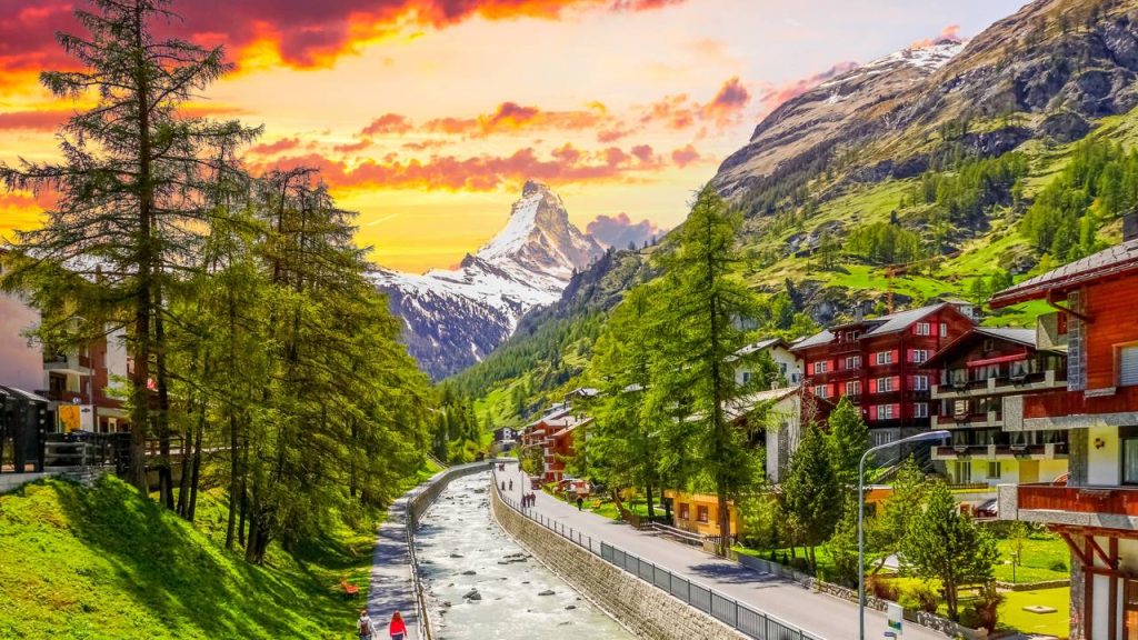 Situada a 1.608 metros de altitude aos pés do Matterhorn, a vila suíça proibida para carros virou o maior símbolo mundial do turismo alpino