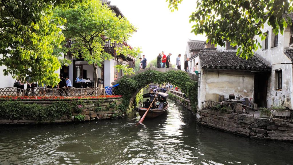 Com mais de 900 anos e 14 pontes de pedra, a cidade de Zhouzhuang surge como a Veneza do Oriente e uma joia histórica da China