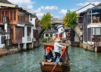 Com mais de 900 anos e 14 pontes de pedra, a cidade de Zhouzhuang surge como a Veneza do Oriente e uma joia histórica da China