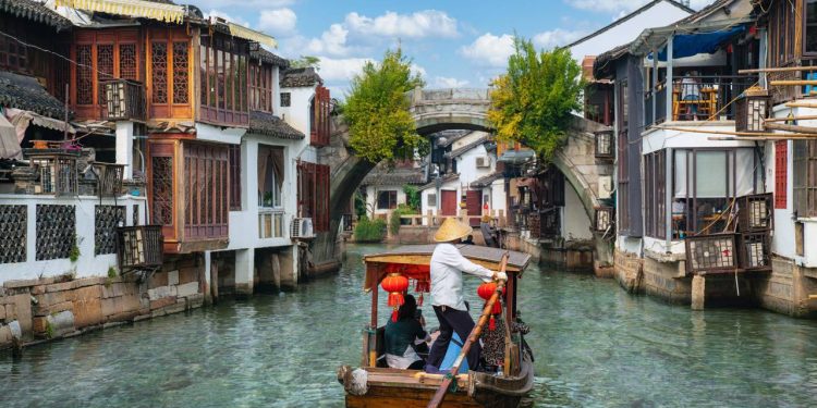Com mais de 900 anos e 14 pontes de pedra, a cidade de Zhouzhuang surge como a Veneza do Oriente e uma joia histórica da China