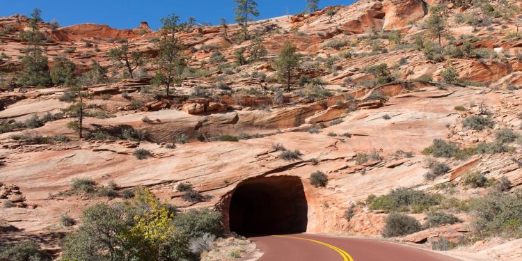 Com 40 km de extensão e túneis em rocha maciça, a rodovia em Utah surge como um recorde de engenharia nas montanhas