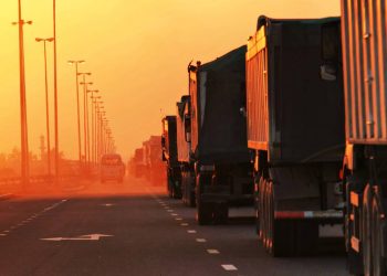 O refino de petróleo ferve o óleo bruto em torres para criar o diesel