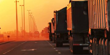 O refino de petróleo ferve o óleo bruto em torres para criar o diesel