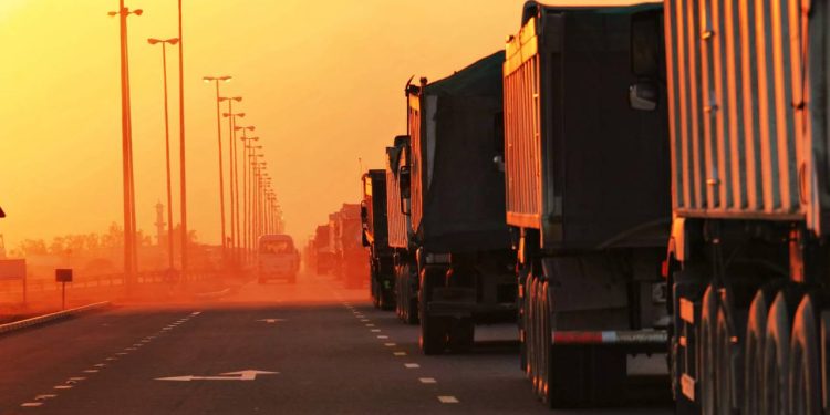 O refino de petróleo ferve o óleo bruto em torres para criar o diesel