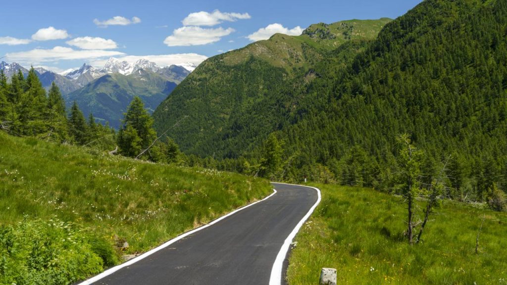 Situado a 1.824 metros de altitude, o passo italiano exige manobras em pistas estreitas e destaca-se como um dos trajetos mais remotos e preservados dos Alpes