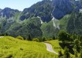 Situado a 1.824 metros de altitude, o passo italiano exige manobras em pistas estreitas e destaca-se como um dos trajetos mais remotos e preservados dos Alpes