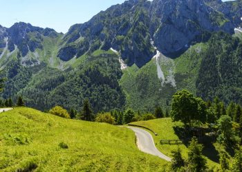 Situado a 1.824 metros de altitude, o passo italiano exige manobras em pistas estreitas e destaca-se como um dos trajetos mais remotos e preservados dos Alpes