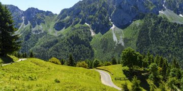 Situado a 1.824 metros de altitude, o passo italiano exige manobras em pistas estreitas e destaca-se como um dos trajetos mais remotos e preservados dos Alpes