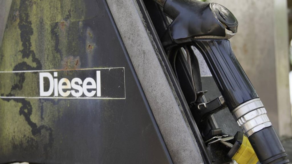 O refino de petróleo ferve o óleo bruto em torres para criar o diesel