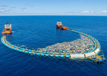 A colossal barreira flutuante de 800 metros que varre o Pacífico e reboca milhões de toneladas de plástico sem usar um único motor