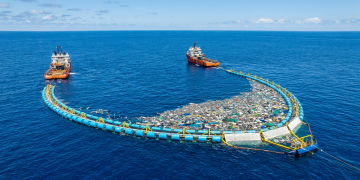 A colossal barreira flutuante de 800 metros que varre o Pacífico e reboca milhões de toneladas de plástico sem usar um único motor