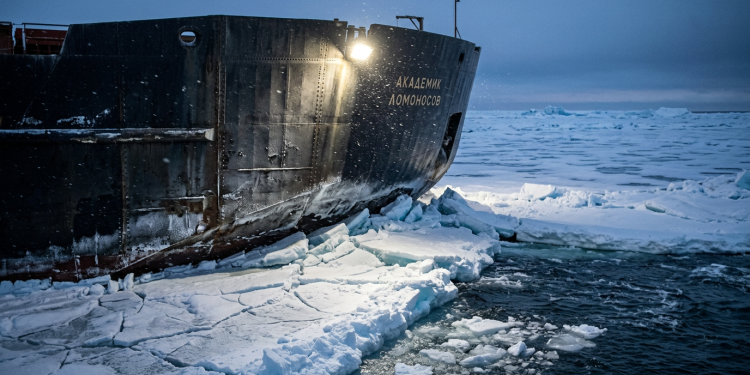 A central nuclear flutuante de 21.000 toneladas que navega até ao gelo do Ártico para dar energia a minas isoladas