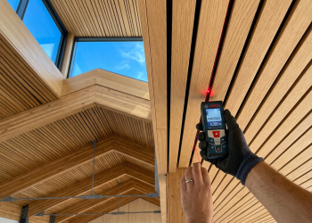 O teto de madeira que blinda sua sala contra o ruído e segura a temperatura ideal