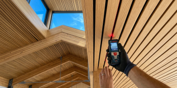 O teto de madeira que blinda sua sala contra o ruído e segura a temperatura ideal