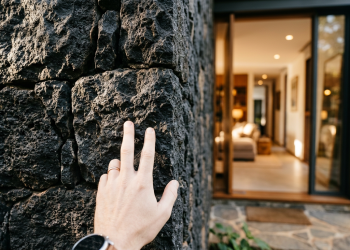 Projeto de casa com seixos telados na fachada cria entrada marcante e resistente ao clima