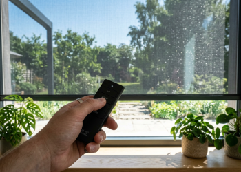 Como as persianas externas de enrolar aumentam a eficiência térmica e barram o sol em casas de 65 metros quadrados antes que ele atinja o vidro