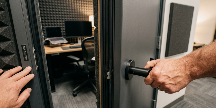 O refúgio silencioso modular que transforma seu quintal no estúdio de gravação perfeito