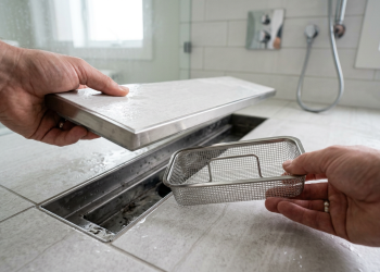 O ralo invisível que acaba com o mau cheiro e deixa o piso do seu banheiro impecável