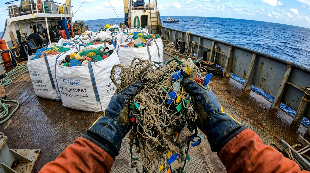 A colossal barreira flutuante de 800 metros que varre o Pacífico e reboca milhões de toneladas de plástico sem usar um único motor