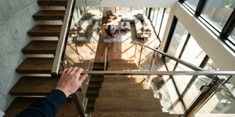 A casa mais sofisticada com escadas flutuantes para ampliar espaço e iluminação natural