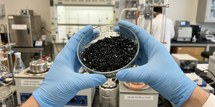 A impressionante liga de metal líquido que suga a poluição do ar e a transforma de volta em blocos de carvão sólido