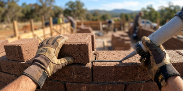 Casa compacta feita com tijolos de terra que não vão ao fogo e criam paredes que respiram e isolam o calor naturalmente