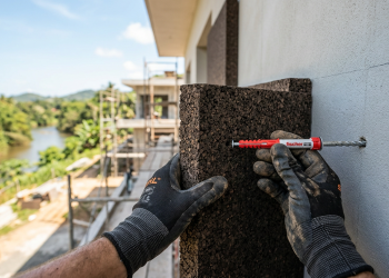 A "armadura" de cortiça que envolve a casa e funciona como um isolante térmico natural e sustentável contra o frio e o calor