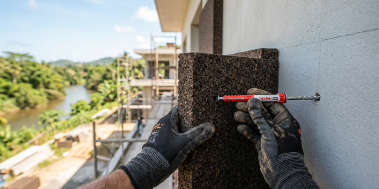 A "armadura" de cortiça que envolve a casa e funciona como um isolante térmico natural e sustentável contra o frio e o calor