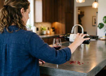 A bancada eterna: como o concreto esculpido na obra substitui o granito com mais estilo e menos custo.