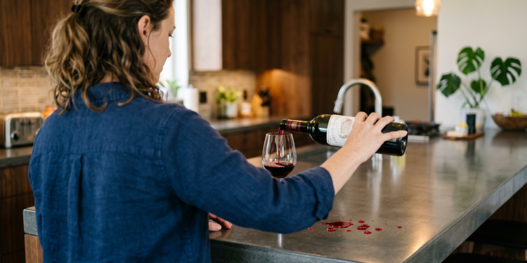 A bancada eterna: como o concreto esculpido na obra substitui o granito com mais estilo e menos custo.