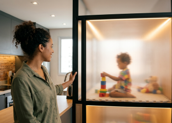 Paredes de luz, o uso do policarbonato para iluminar o centro da sua casa com baixo custo e alta eficiência